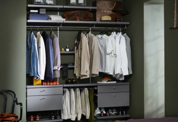 Lemari pakaian dengan pola jaring untuk penyimpanan aksesori